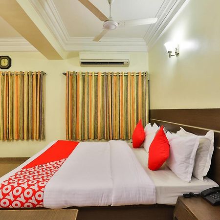Oyo 17117 Hotel Rainbow Vadodara Esterno foto