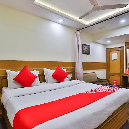 Oyo 17117 Hotel Rainbow Vadodara Esterno foto