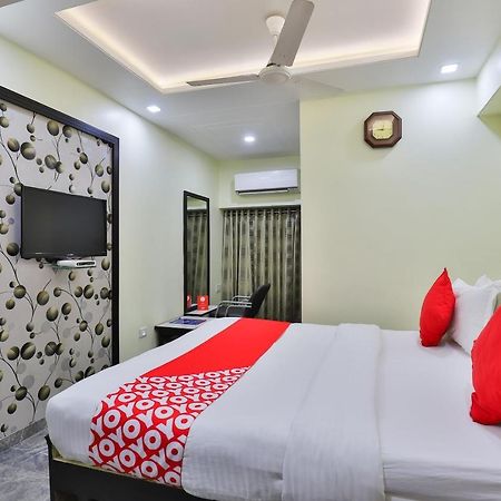 Oyo 17117 Hotel Rainbow Vadodara Esterno foto