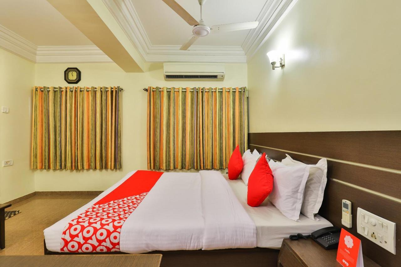 Oyo 17117 Hotel Rainbow Vadodara Esterno foto