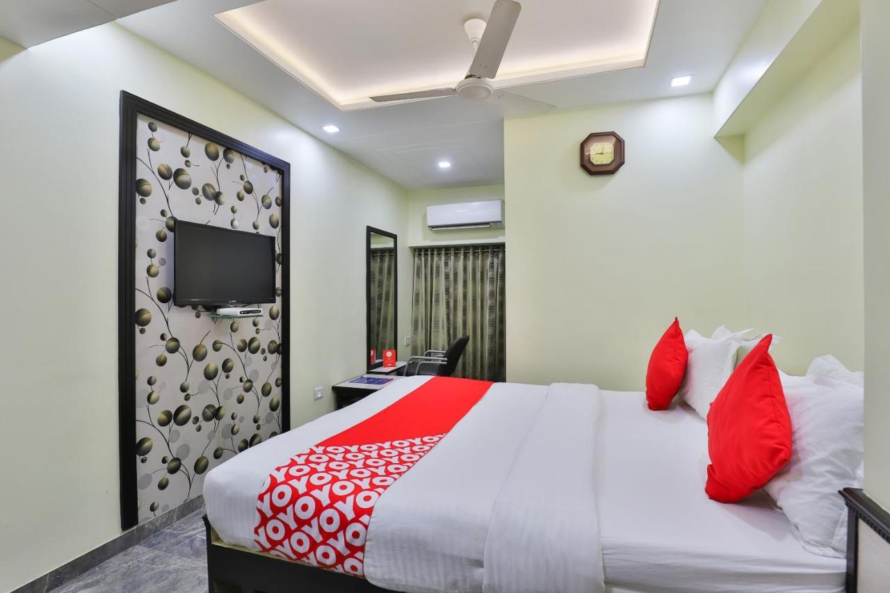 Oyo 17117 Hotel Rainbow Vadodara Esterno foto