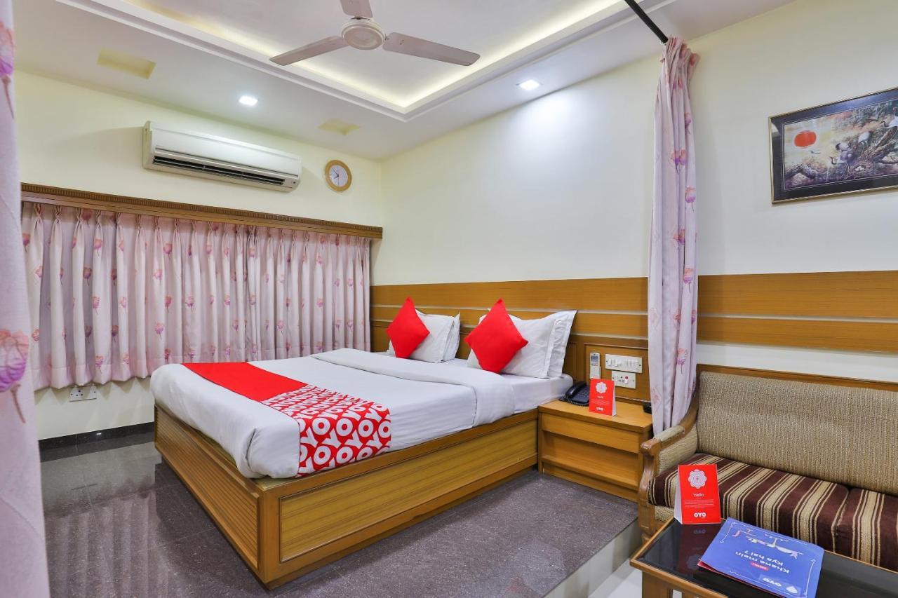 Oyo 17117 Hotel Rainbow Vadodara Esterno foto