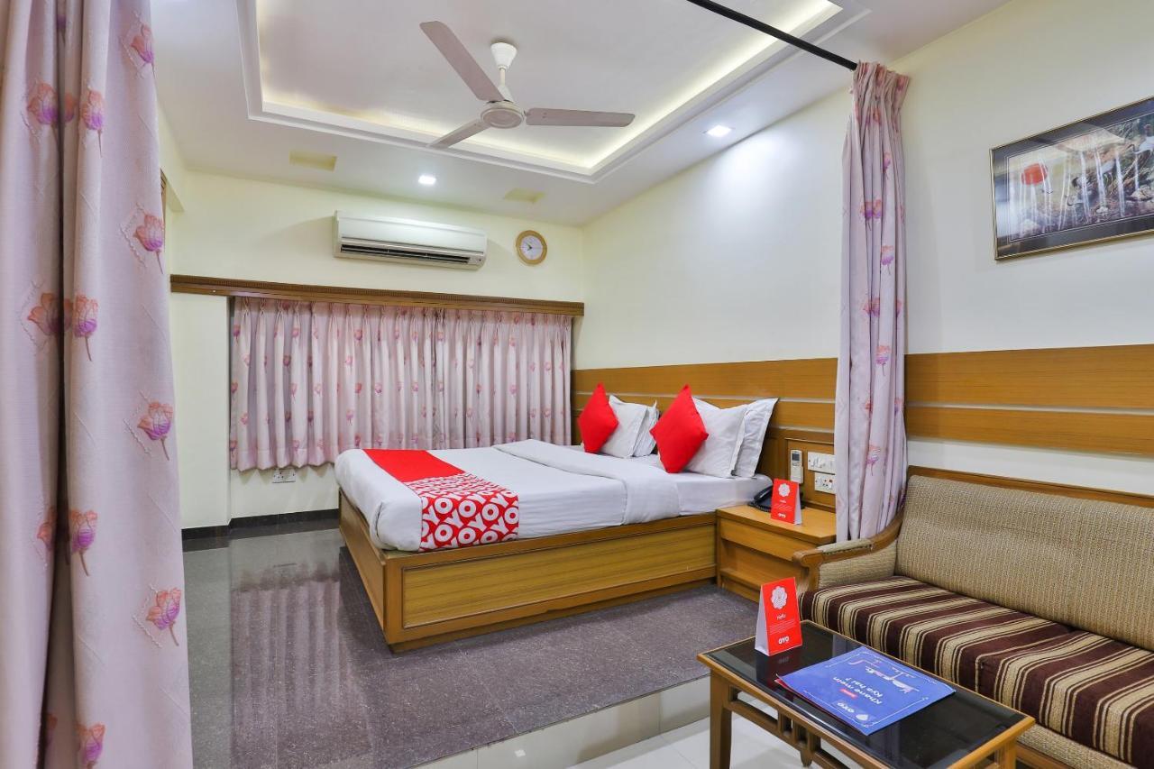 Oyo 17117 Hotel Rainbow Vadodara Esterno foto