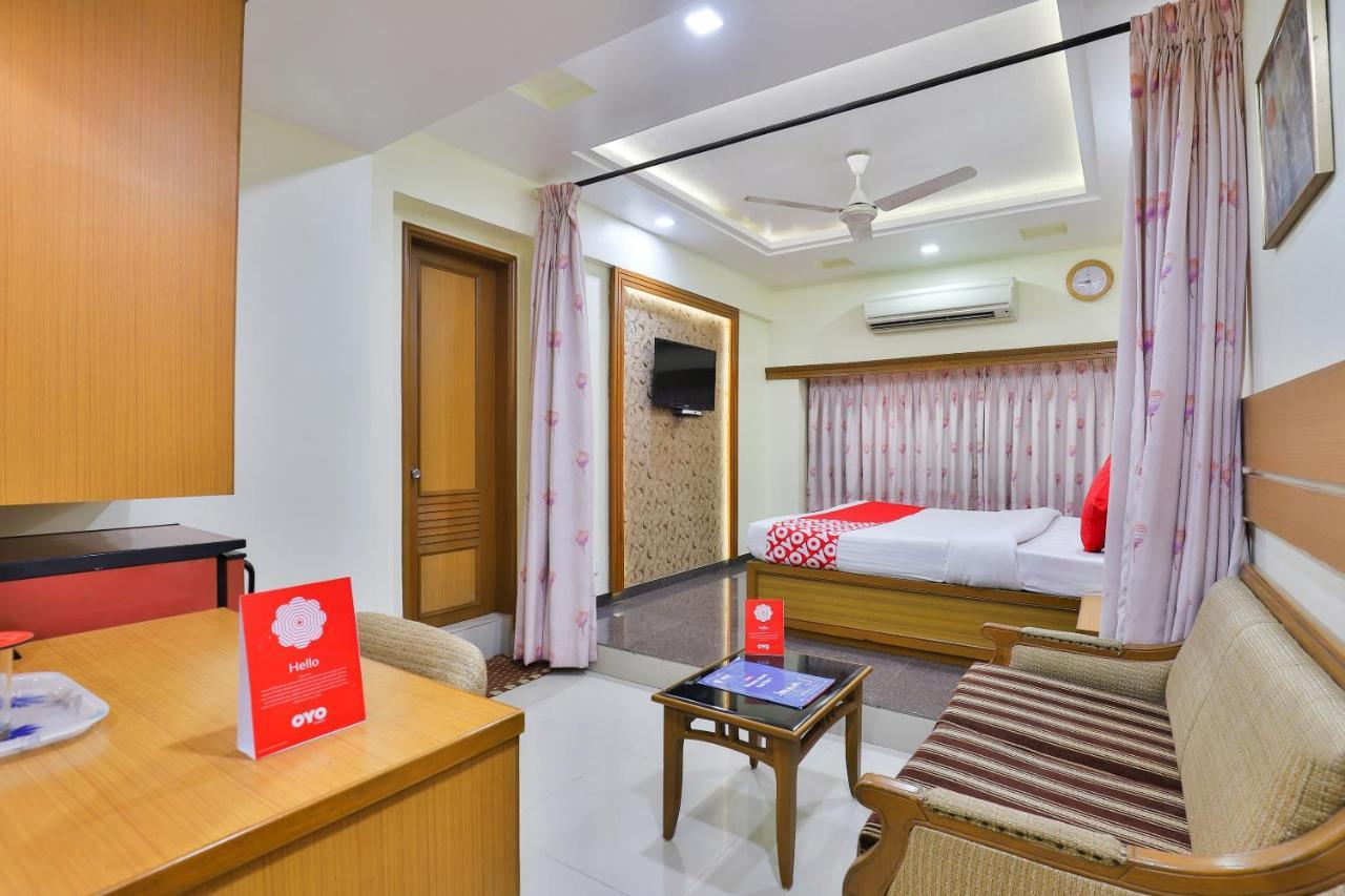 Oyo 17117 Hotel Rainbow Vadodara Esterno foto