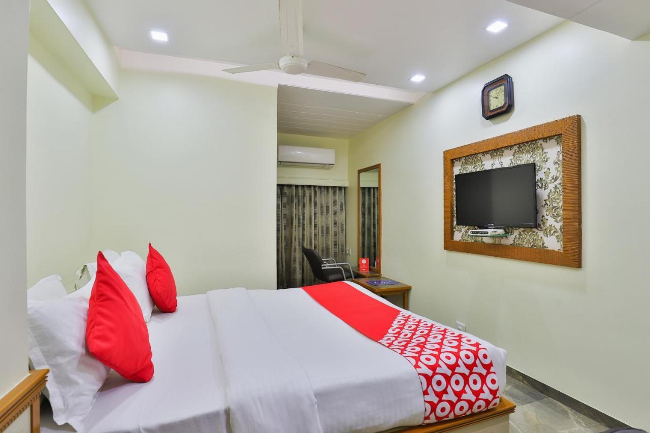 Oyo 17117 Hotel Rainbow Vadodara Esterno foto